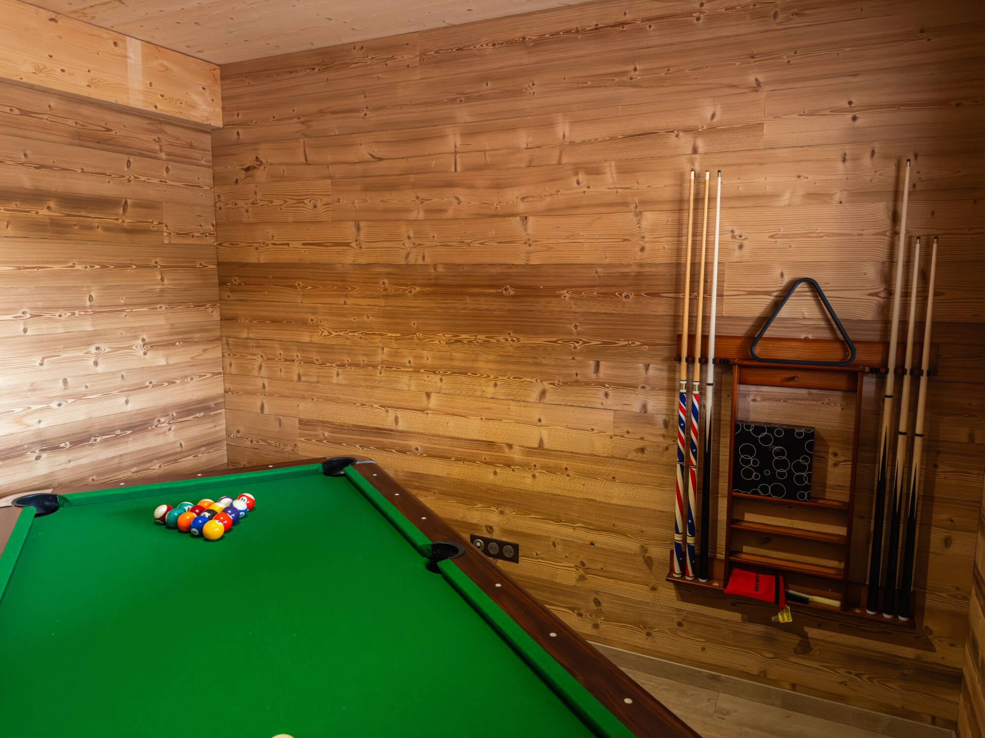 CHALET OSERAIE ESPACE DETENTE_3 | Chalet de l'Oseraie Chalet spa et sauna privatif dans les Vosges : espace détente avec jacuzzi, fitness, sauna et billard dans les Vosges Raon-l'Étape 1