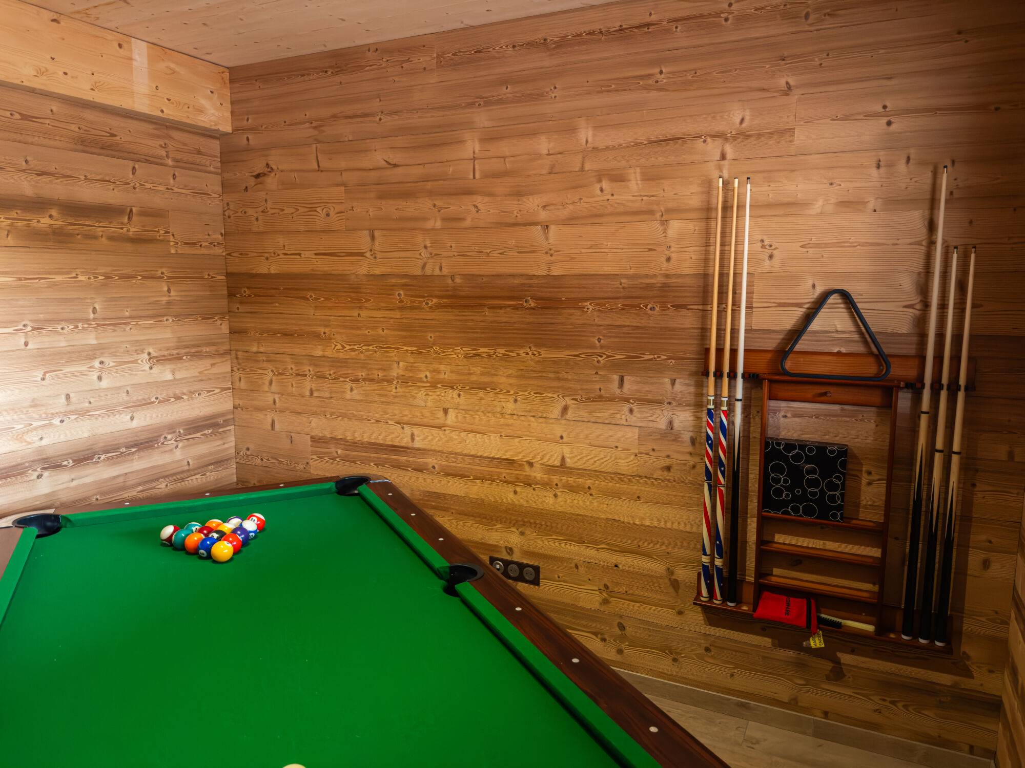 Chalet spa et sauna privatif dans les Vosges : espace détente avec spa, fitness, sauna et billard dans les Vosges Raon-l'Étape 1